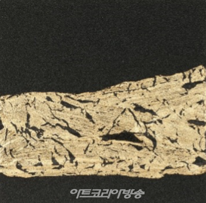 Flow 20-8_7.87x7.87 inches (20x20cm) _natural lacquer, stone powder on wooden panel_2023