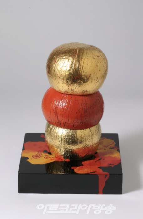 Hearts_10.62x7.87x7.87 inches_natural lacquer, gold leaf on coconut bowl_2023
