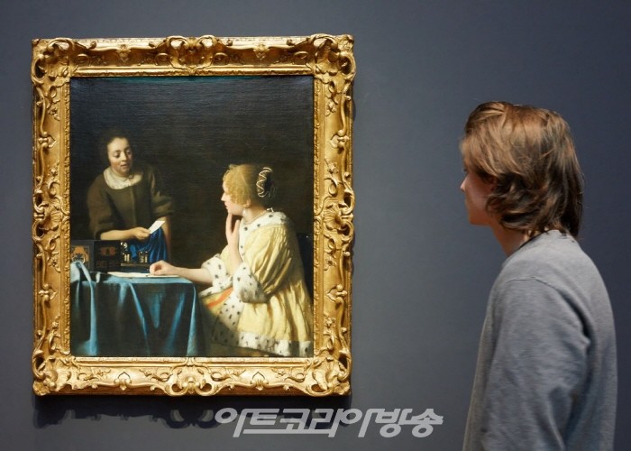 암스테르담 국립 미술관 'Vermeer'의 Mistress and Maid 설치 전경