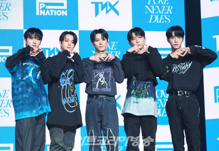 TNX 두 번째 미니앨범 '러브 네버 다이'(Love Never Dies) 발매 기념 쇼케이스(최태훈-장현수-우경준-오성준-은휘). 2023.02.15 사진 ⓒ아트코리아방송 이용선 기자​