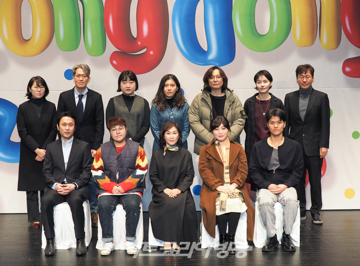 14일 오전 서울 중구 국립정동극장 세실에서 2023 정동시즌 기자간담회가 진행되었다. 국립정동극장 정성숙 대표이사, 국립정동극장 이수현 공연기획팀장, 창작 ing-전통 '긴긴밤' 이향하 음악감독, 창작ing-뮤지컬 '쁠라테르' 안재승 작/연출, 창작ing-연극 '누구와 무엇' 박현지 연출, 뮤지컬 '딜쿠샤' 이종석 연출, 뮤지컬 '비밀의 화원' 이기쁨 연출, 뮤지컬 '베르나르다 알바' 변유정 연출, 연극 '태양' 김정 연출, 국립정동극장 예술단 '춘향' 노우성 연출, 국립정동극장 박진완 문화사업팀장이 기념 포즈를 취하고 있다. 2023.02.14 사진 ⓒ아트코리아방송 이용선 기자​