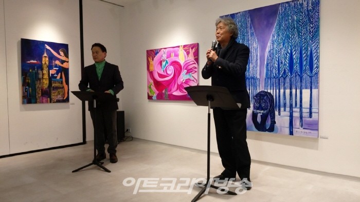 신제남 전업미술가협회 이사장이 축사를 하고 있다.