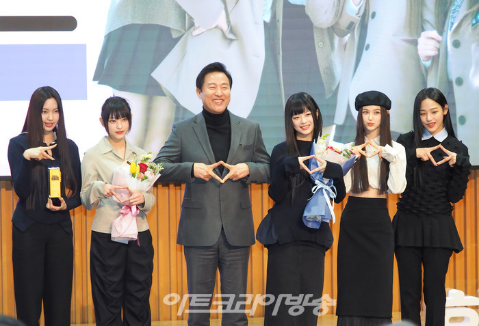 그룹 뉴진스가 16일 서울 중구 서울특별시청에서 서울특별시 홍보대사 감사패 수여 및 위촉식에 참석해 오세훈 서울시장과 기념 촬영을 하고 있다. 2023.02.16 사진 ⓒ아트코리아방송 이용선 기자​