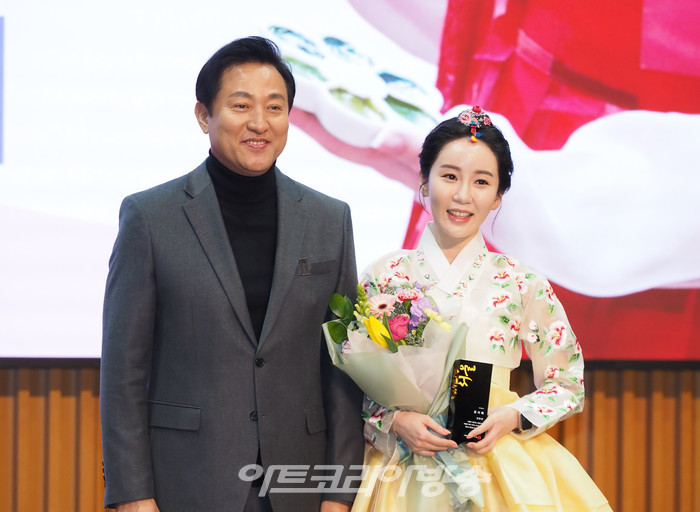 서울홍보대사 감사패 수여 및 위촉식(한국화가 김현정) 2023.02.16 사진 ⓒ아트코리아방송 이용선 기자​