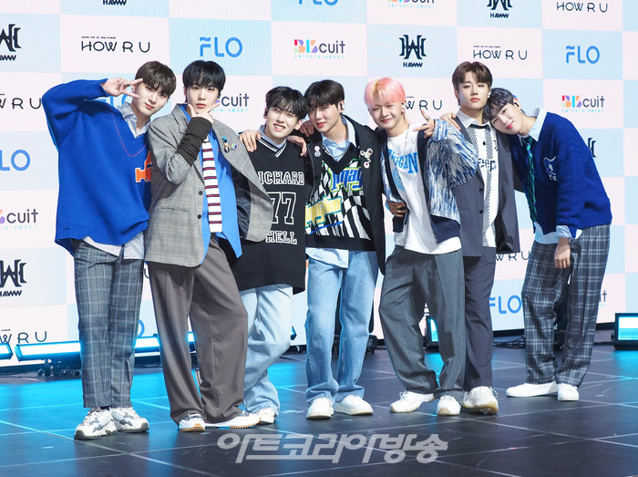 하우(HAWW) 첫 번째 미니앨범 '하우 아 유'(HOW R U) 발매 기념 쇼케이스(왼쪽부터 찬영-정근-서빈-민용-루이-지민-주호) 2023.02.23 사진 ⓒ아트코리아방송 이용선 기자​