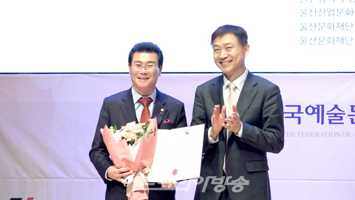 문화체육관광부장관상 -이희석 한국예총울산광역시연합회 회장