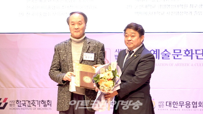 예술공로상-황순규 한국녹색미술협회 회장