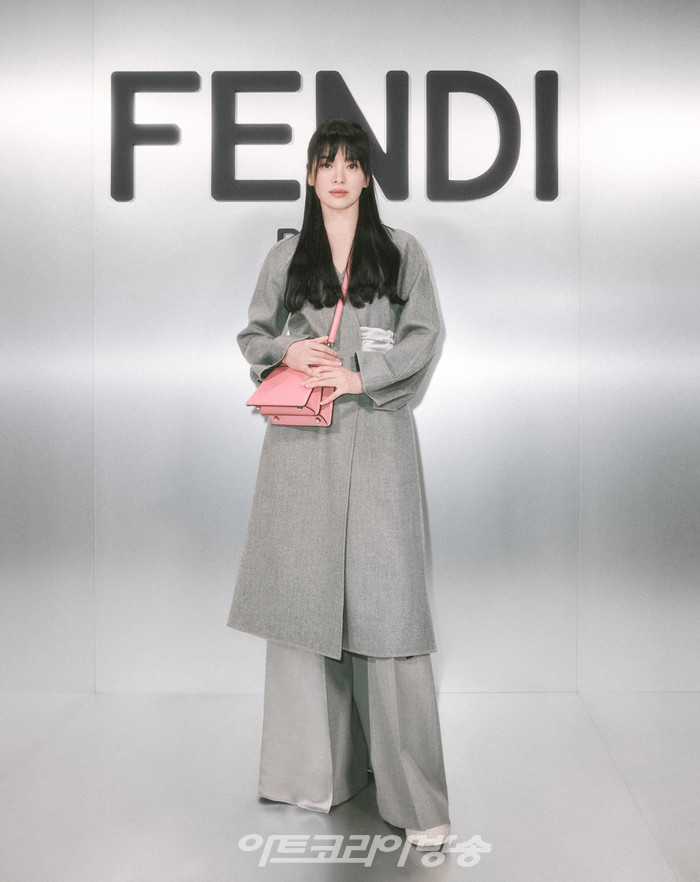 펜디(FENDI) 2023 가을-겨울 여성 컬렉션 패션쇼(송혜교) 제공 펜디