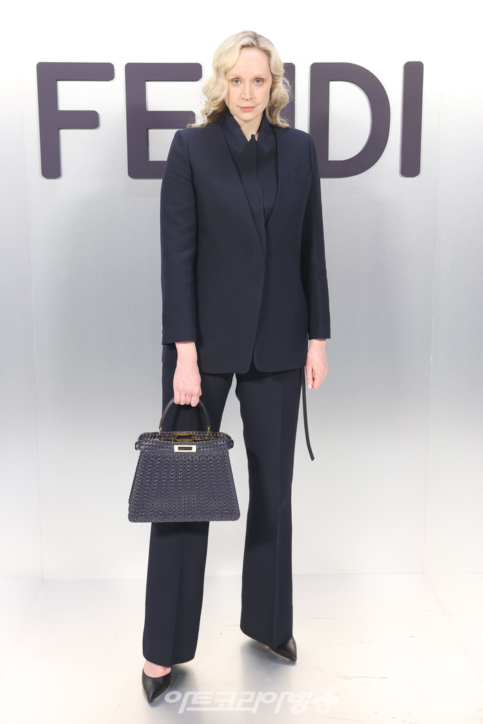 펜디(FENDI) 2023 가을-겨울 여성 컬렉션 패션쇼(그웬돌린 크리스티(Gwendoline Christie)) 제공 펜디