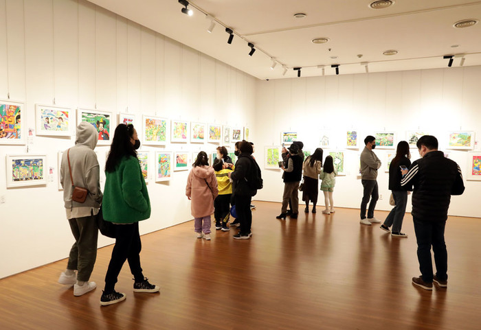 제2회 부산국제어린이청소년아트페어 '비카프'(BIKAF, Busan International Kids Art Fair) 관람객 모습. 제공 비카프 사무국