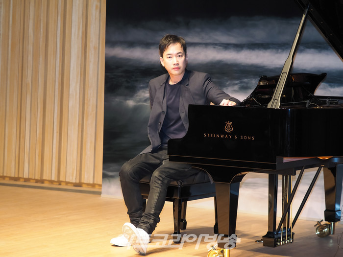 음악감독 정재일 레이블 데카(DECCA)에서 데뷔 앨범 '리슨(LISTEN)' 기자간담회. 2023.02.24 사진 ⓒ아트코리아방송 이용선 기자​