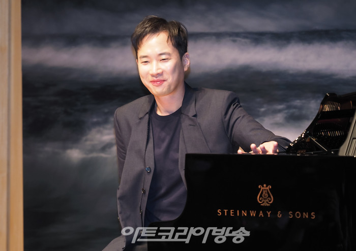 음악감독 정재일 레이블 데카(DECCA)에서 데뷔 앨범 '리슨(LISTEN)' 기자간담회. 2023.02.24 사진 ⓒ아트코리아방송 이용선 기자​