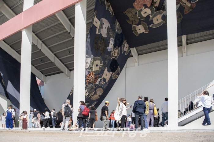 이브라힘 마하마의 A Tale of Time/ Purple Republic (2023) 설치 전경: Sharjah Biennial 15, Kalba Ice Factory (2023). Sharjah Art Foundation의 의뢰. 사진: 모타즈 마위드