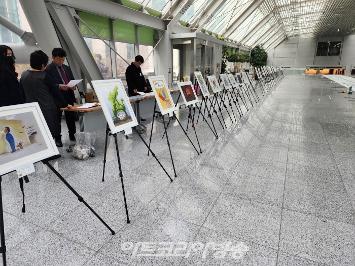 한국원로만화가협회 50인 '우리는 하나다, 하얀나비' 국회展