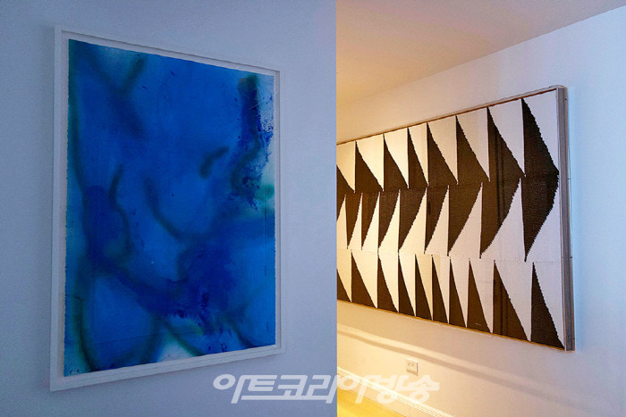 (전경) Rita Ackermann, FBD-블루스 II (2011). (배경) Brent Wadden, Alignment