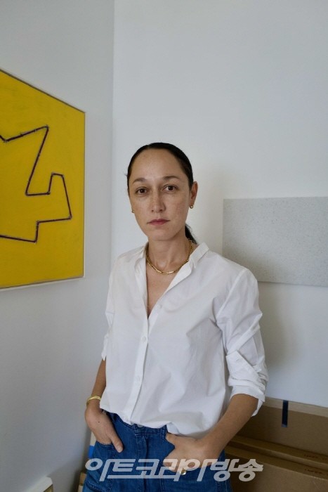 Ku-Ling-Yurman-portrait-Works-by-Richard-Prince-and-Jacob-Kassay-Courtesy-of-Ku-Ling-Yurman-683x1024