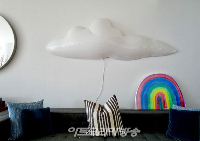 빈티지 1960년대 이탈리아 구름 조명과 Dan McCarthy의 무지개 그림(ca. 2016)