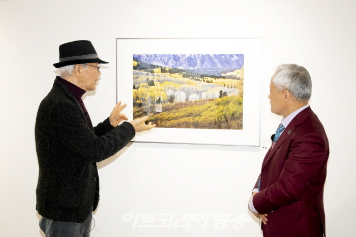 김달진미술자료박물관 관장이 리포터로 질문하고 김인태 사진작가가 답하고 있다.
