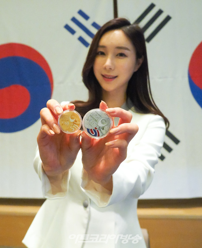 모델이 3일 오전 서울 서대문구 충정로 풍산빌딩 대강당에서 열린 '태극기 정식 국기 제정 140주년' 기념메달 출시 기념 행사에서 포즈를 취하고 있다. 2023.03.03 사진 ⓒ아트코리아방송 이용선 기자​​