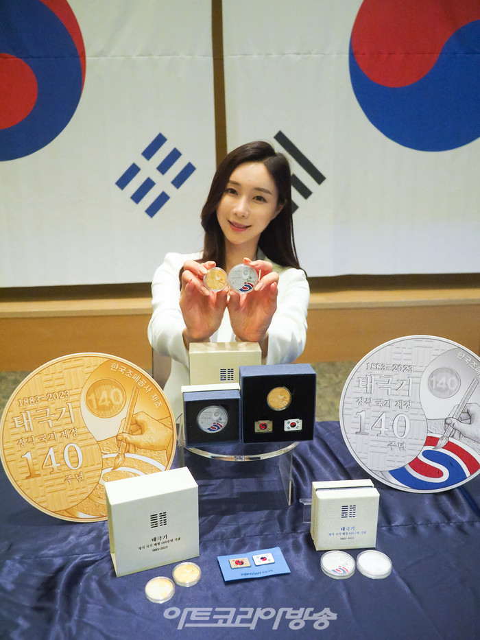 모델이 3일 오전 서울 서대문구 충정로 풍산빌딩 대강당에서 열린 '태극기 정식 국기 제정 140주년' 기념메달 출시 기념 행사에서 포즈를 취하고 있다. 2023.03.03 사진 ⓒ아트코리아방송 이용선 기자​​