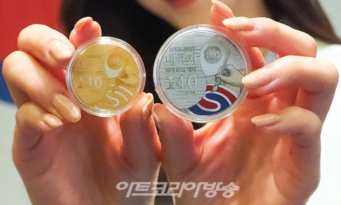 모델이 3일 오전 서울 서대문구 충정로 풍산빌딩 대강당에서 열린 '태극기 정식 국기 제정 140주년' 기념메달 출시 기념 행사에서 포즈를 취하고 있다. 2023.03.03 사진 ⓒ아트코리아방송 이용선 기자​​