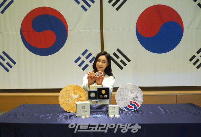 모델이 3일 오전 서울 서대문구 충정로 풍산빌딩 대강당에서 열린 '태극기 정식 국기 제정 140주년' 기념메달 출시 기념 행사에서 포즈를 취하고 있다. 2023.03.03 사진 ⓒ아트코리아방송 이용선 기자​​