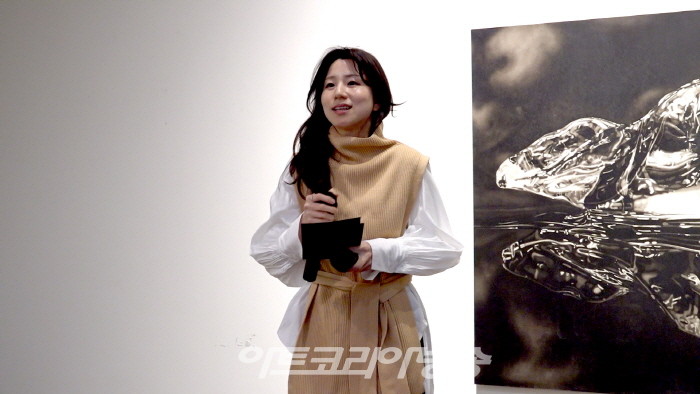 제주갤러리 김유민 큐레이터가 사회를 보고 있다.