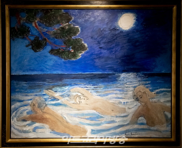 달빛 아래 수영