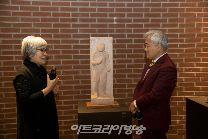 서양미술사가인 이은기 목원대학교 교수와 김달진미술자료박물관 관장