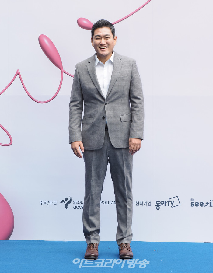 '2023 F/W 서울패션위크' 오프닝 이성동 디자이너의 얼킨(Ul:kin) 패션쇼 포토월(오신환 서울시 정무부시장) 2023.03.15 사진 ⓒ아트코리아방송 이용선 기자​​