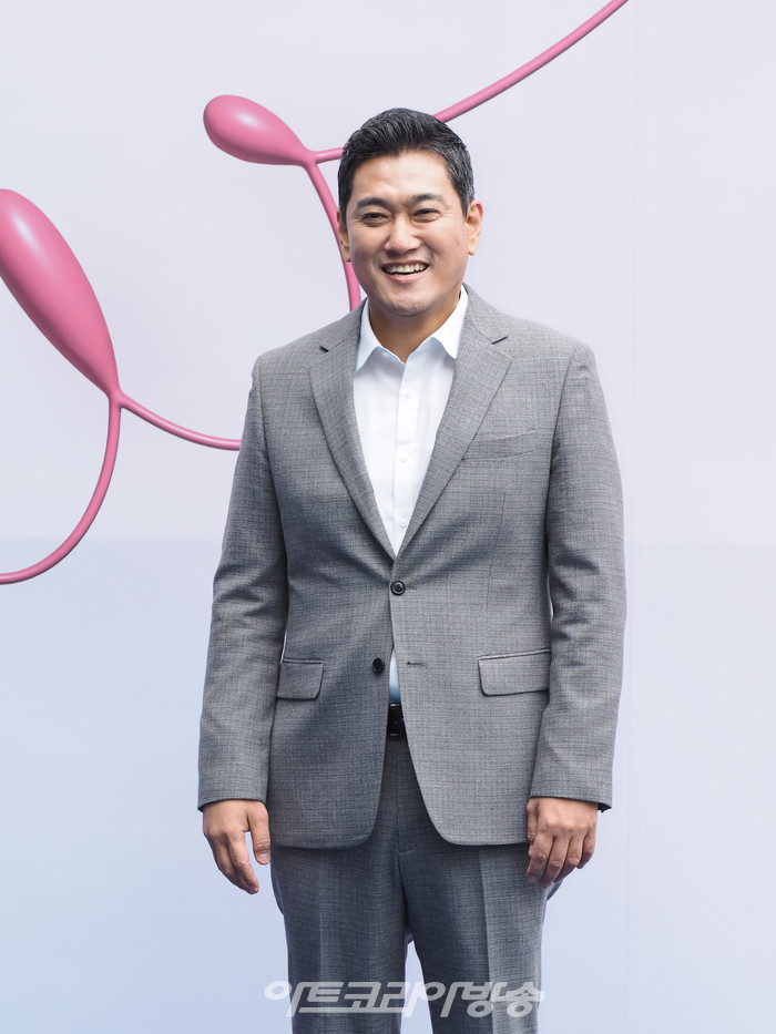 '2023 F/W 서울패션위크' 오프닝 이성동 디자이너의 얼킨(Ul:kin) 패션쇼 포토월(오신환 서울시 정무부시장) 2023.03.15 사진 ⓒ아트코리아방송 이용선 기자​​