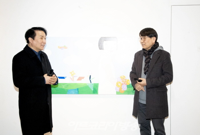 김종근 미술평론가가 질문하고 신철 작가가 답하고 있다.