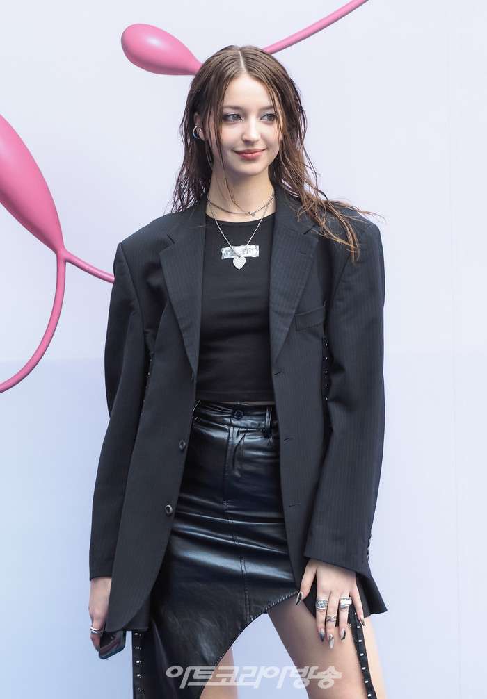 '2023 F/W 서울패션위크' 오프닝 이성동 디자이너의 얼킨(Ul:kin) 패션쇼 포토월(안젤리나다닐로바) 2023.03.15 사진 ⓒ아트코리아방송 이용선 기자​​
