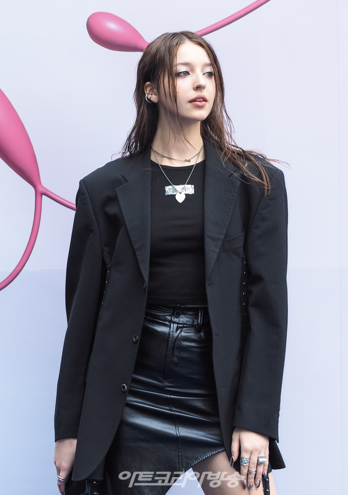 '2023 F/W 서울패션위크' 오프닝 이성동 디자이너의 얼킨(Ul:kin) 패션쇼 포토월(안젤리나다닐로바) 2023.03.15 사진 ⓒ아트코리아방송 이용선 기자​​