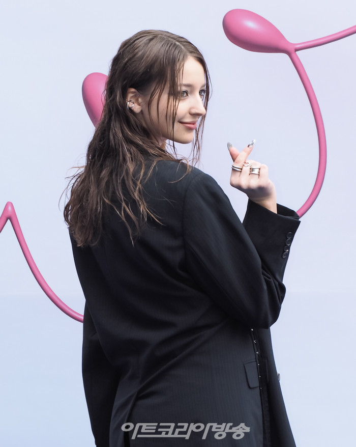 '2023 F/W 서울패션위크' 오프닝 이성동 디자이너의 얼킨(Ul:kin) 패션쇼 포토월(안젤리나다닐로바) 2023.03.15 사진 ⓒ아트코리아방송 이용선 기자​​