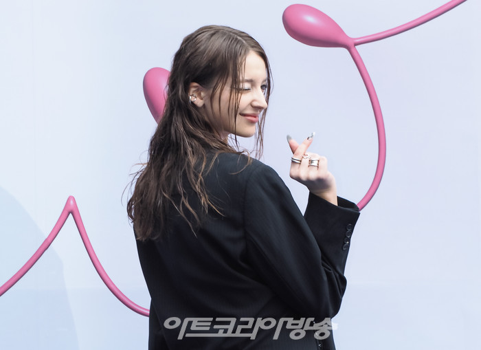 '2023 F/W 서울패션위크' 오프닝 이성동 디자이너의 얼킨(Ul:kin) 패션쇼 포토월(안젤리나다닐로바) 2023.03.15 사진 ⓒ아트코리아방송 이용선 기자​​