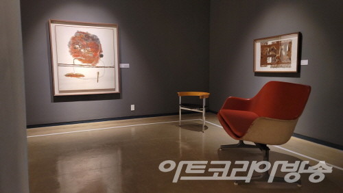 박래현 전시전경, 1960년 전후 대표작품과 함께 배치된 빈티지 가구. 협찬 앤더슨씨 [사진=예술의전당 한가람미술관]