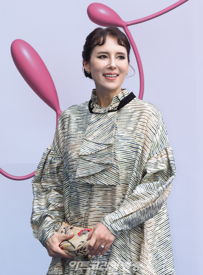 '2023 F/W 서울패션위크' 고미진 디자이너의 메종니카(MAISON NICA) 패션쇼 포토월(방송인 에바) 2023.03.19 사진 ⓒ아트코리아방송 이용선 기자​​