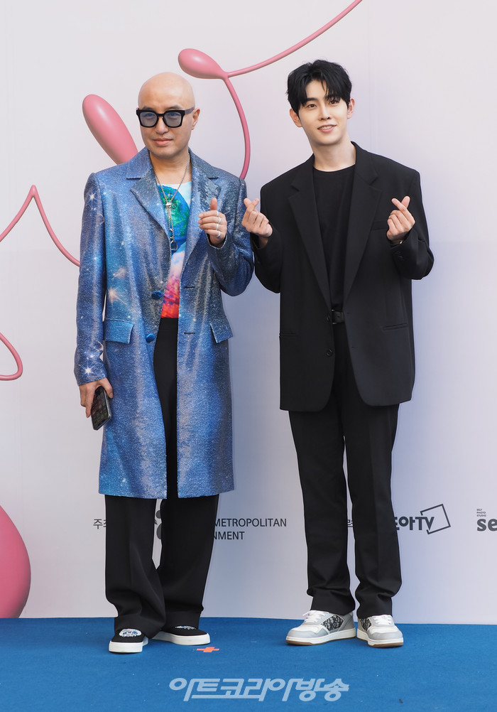 '2023 F/W 서울패션위크' 이상봉 디자이너의 이상봉(LIE SANG BONG) 패션쇼 포토월(홍석천-박현호) 2023.03.19 사진 ⓒ아트코리아방송 이용선 기자​​