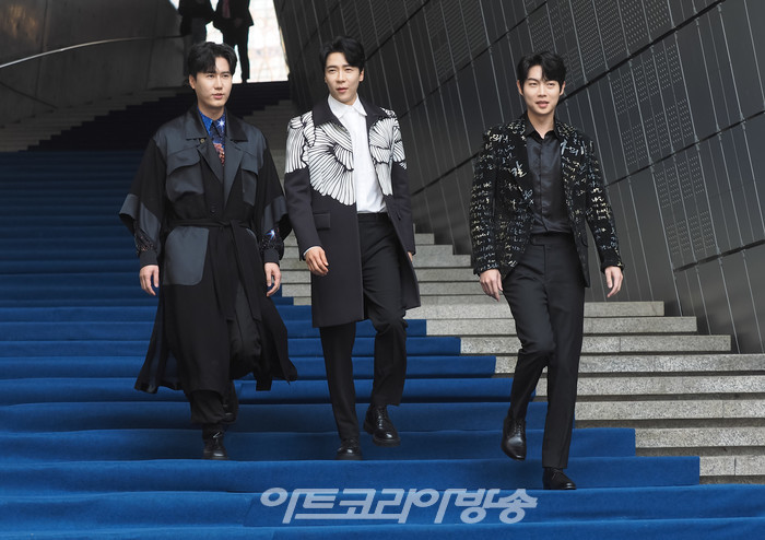 '2023 F/W 서울패션위크' 이상봉 디자이너의 이상봉(LIE SANG BONG) 패션쇼 포토월(에녹-손태진-신성) 2023.03.19 사진 ⓒ아트코리아방송 이용선 기자​​