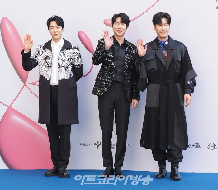 '2023 F/W 서울패션위크' 이상봉 디자이너의 이상봉(LIE SANG BONG) 패션쇼 포토월(에녹-손태진-신성) 2023.03.19 사진 ⓒ아트코리아방송 이용선 기자​​