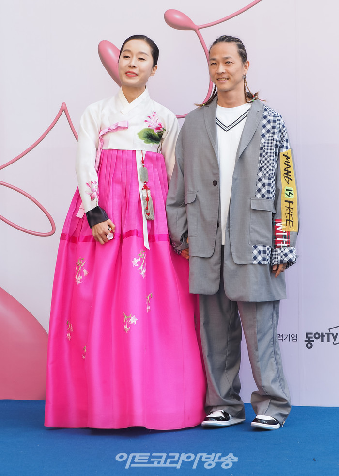 '2023 F/W 서울패션위크' 이상봉 디자이너의 이상봉(LIE SANG BONG) 패션쇼 포토월(박애리, 팝핀현준) 2023.03.19 사진 ⓒ아트코리아방송 이용선 기자