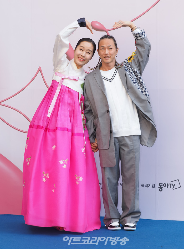 '2023 F/W 서울패션위크' 이상봉 디자이너의 이상봉(LIE SANG BONG) 패션쇼 포토월(박애리, 팝핀현준) 2023.03.19 사진 ⓒ아트코리아방송 이용선 기자