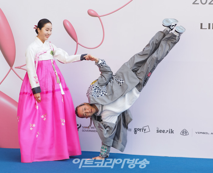 '2023 F/W 서울패션위크' 이상봉 디자이너의 이상봉(LIE SANG BONG) 패션쇼 포토월(박애리, 팝핀현준) 2023.03.19 사진 ⓒ아트코리아방송 이용선 기자