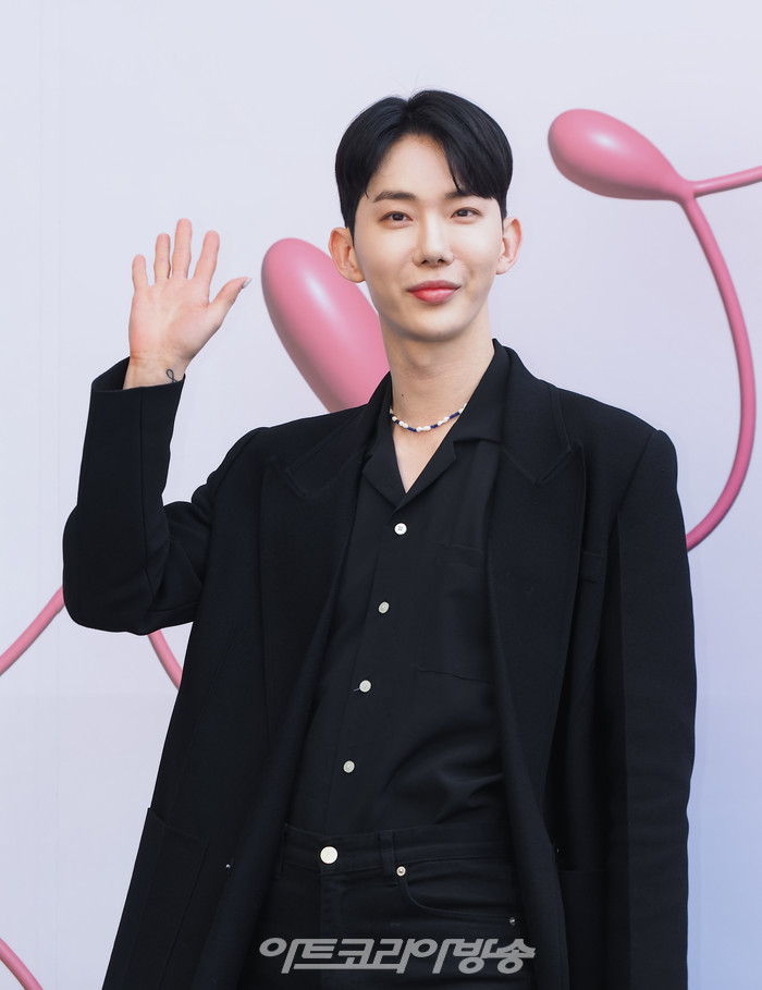 '2023 F/W 서울패션위크' 이상봉 디자이너의 이상봉(LIE SANG BONG) 패션쇼 포토월(조권) 2023.03.19 사진 ⓒ아트코리아방송 이용선 기자​​