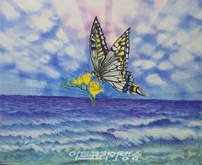  이화선, '그리움'. 장지에 먹과 동양화 물감. 2023.  천국에 있을 동생을 나비로, 자신을 꽃으로 표현하며 바다와 하늘을 연결하였다.