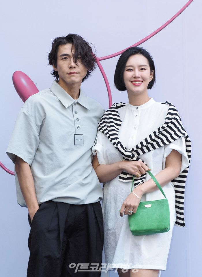 '2023 F/W 서울패션위크' 문정욱 디자이너의 낫이너프워즈 디어라이프(NOT ENOF WORDS DEARLIFE) 패션쇼 포토월(지소연, 송재희) 2023.03.18 사진 ⓒ아트코리아방송 이용선 기자​​