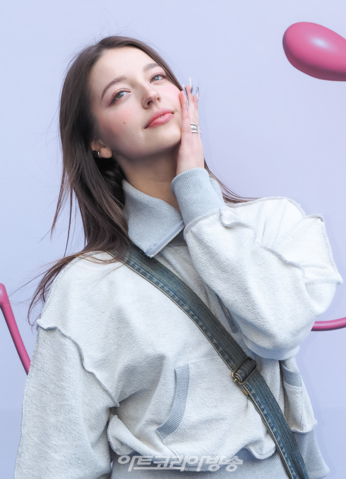 '2023 F/W 서울패션위크' 문정욱 디자이너의 낫이너프워즈 디어라이프(NOT ENOF WORDS DEARLIFE) 패션쇼 포토월(안젤리나 다닐로바) 2023.03.18 사진 ⓒ아트코리아방송 이용선 기자​​