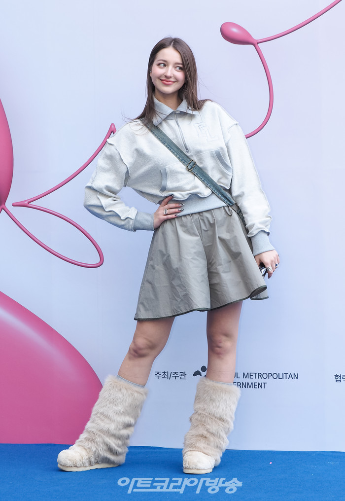 '2023 F/W 서울패션위크' 문정욱 디자이너의 낫이너프워즈 디어라이프(NOT ENOF WORDS DEARLIFE) 패션쇼 포토월(안젤리나 다닐로바) 2023.03.18 사진 ⓒ아트코리아방송 이용선 기자​​