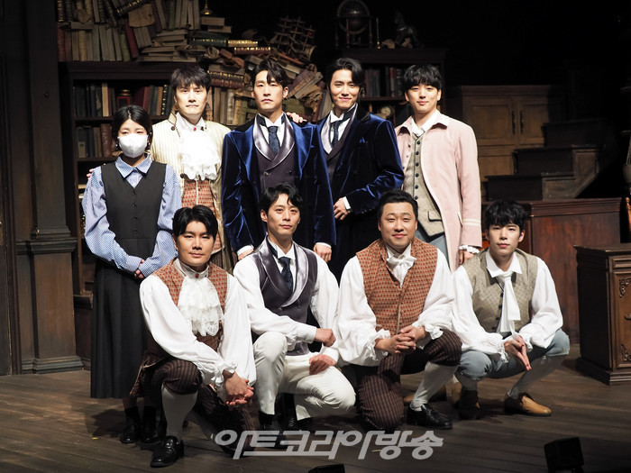 뮤지컬 '윌리엄과 윌리엄의 윌리엄' 프레스콜(사진 뒷줄 왼쪽부터 김은영 연출, 김수용, 김지철, 황휘, 김지웅 / 사진 앞줄 왼쪽부터 이경수, 주민진, 원종환, 황순종) 2023.03.21 사진 ⓒ아트코리아방송 이용선 기자​​